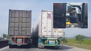 Clip: 2 tài xế container dàn hàng ngang dằn mặt nhau giữa đường